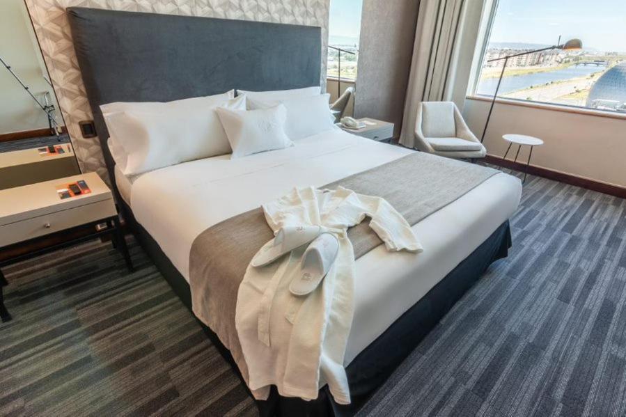 Mds Hotel Concepción Eksteriør billede A bed with a duvet